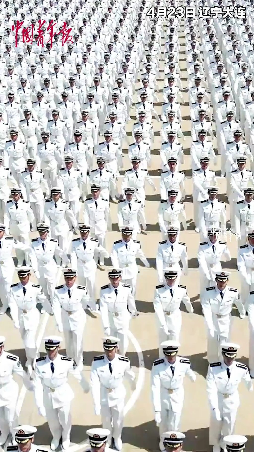 海军学员方队踢出的荣耀与力量，海军学员方队展现荣耀与力量