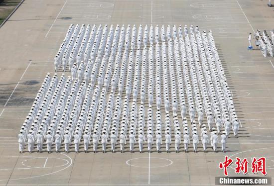 海军学员方队踢出的荣耀与力量,海军学员方队展现荣耀与力量