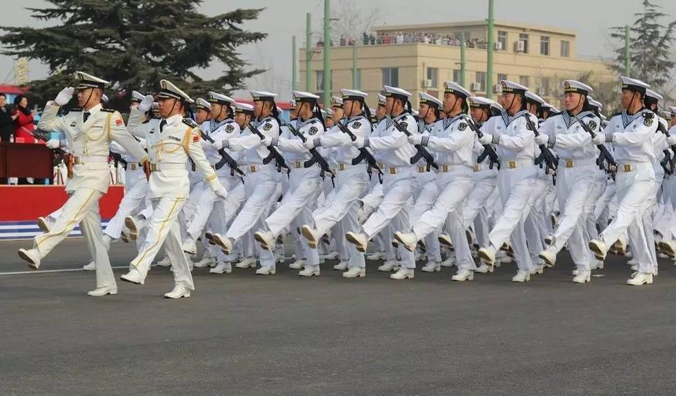 海军学员方队踢出的荣耀与力量,海军学员方队展现荣耀与力量