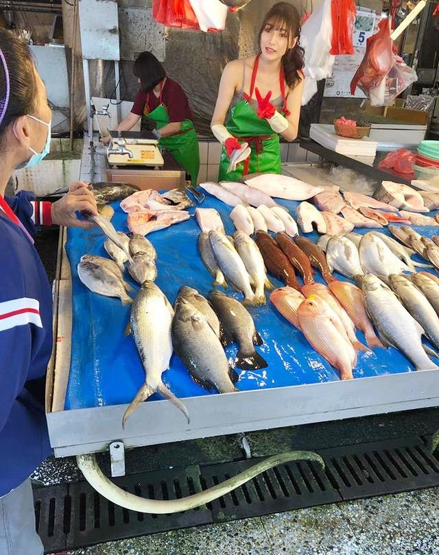 华南海鲜市场女老板照片背后的故事，华南海鲜市场女老板背后的故事揭秘