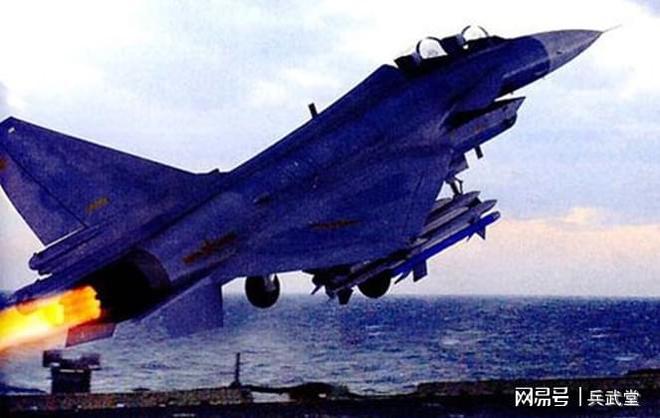 歼-10战斗机气动布局深度解析，歼-10战斗机气动布局全面解析