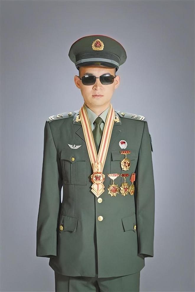解放军八一勋章获得者的荣耀与担当,解放军八一勋章获得者,荣耀与担当的典范