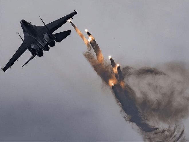 歼八被外机锁定的挑战与应对,歼八遭遇外机锁定挑战与应对策略