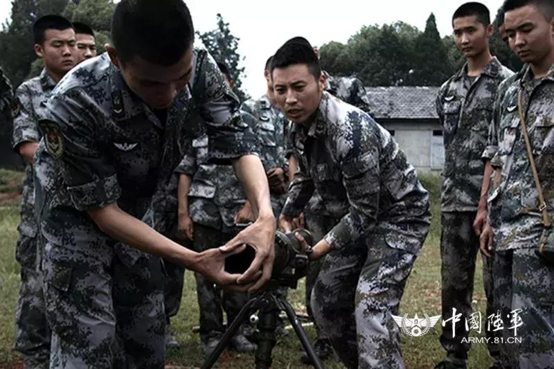 二战时期最优秀的迫击炮，60迫击炮的传奇故事，二战最佳迫击炮，60迫击炮的传奇之旅