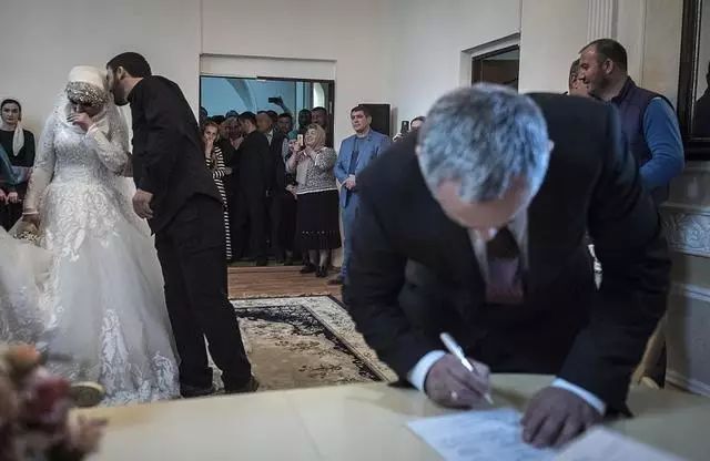 车臣娶17岁少女的警长现状探究，车臣娶未成年少女的警长现状揭秘