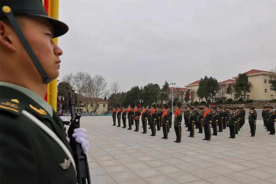荣耀与传承，12集团军军旗的辉煌历程，荣耀与传承，揭秘军旗辉煌历程背后的故事