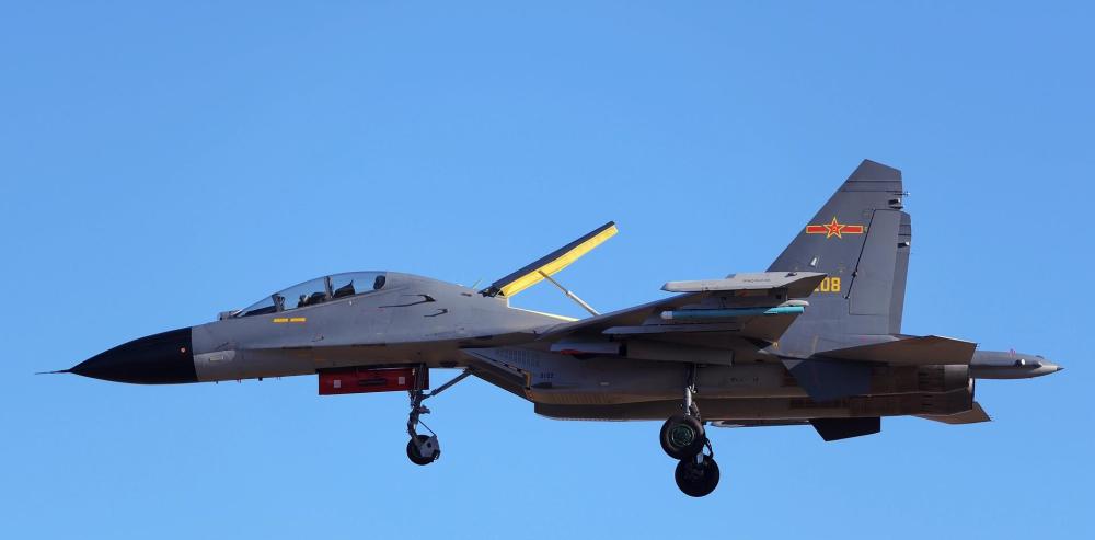 歼-16D与苏-27,空中力量的双重展现,歼-16D与苏-27,空中力量的震撼双重展现