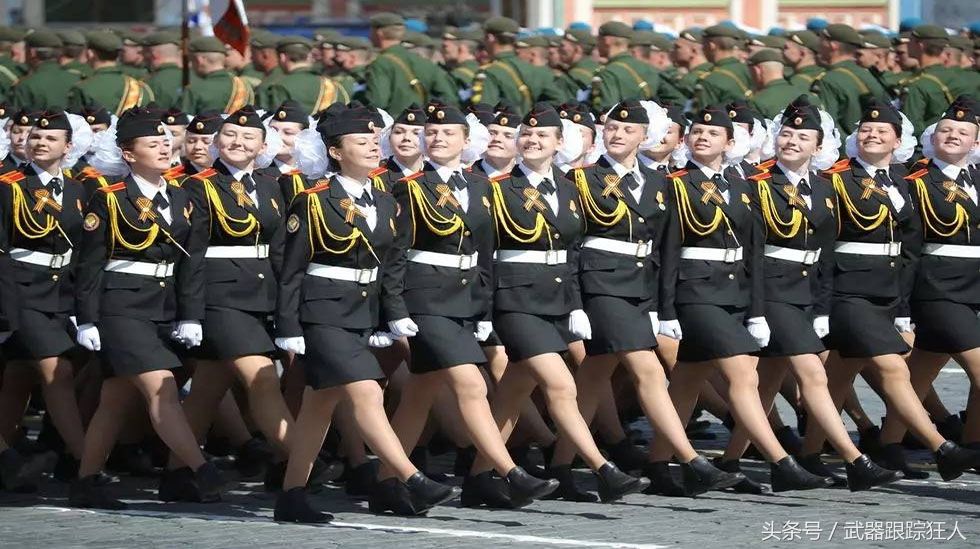 阅兵式上的女兵方队，荣耀与力量的展现，阅兵式上的女兵方队，荣耀与力量的璀璨瞬间