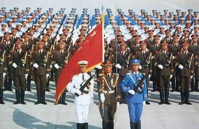 澳门市民观看国庆阅兵,共同感受国家的荣耀与力量,澳门市民共赏国庆阅兵,共感国家荣耀与力量