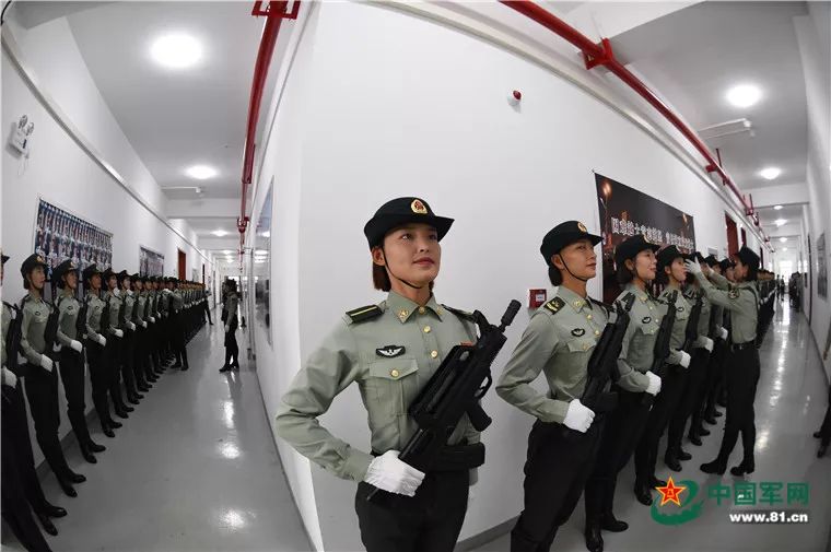 中国女兵队列表演，展现力量与荣耀的篇章，中国女兵队列表演，力量与荣耀的绚烂篇章