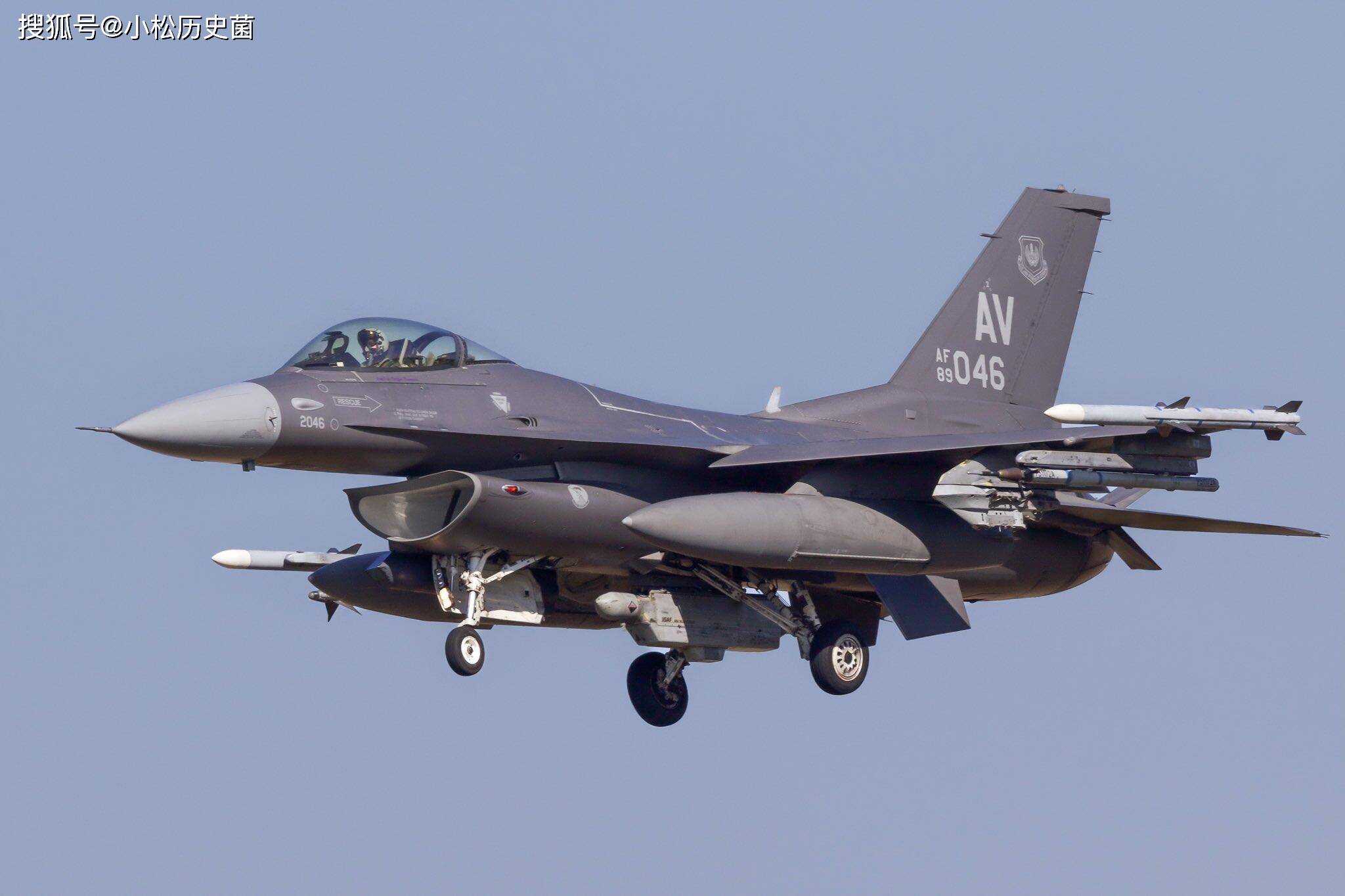 歼-16战斗机的外形特点与优势分析，歼-16战斗机的外形特点与优势解析