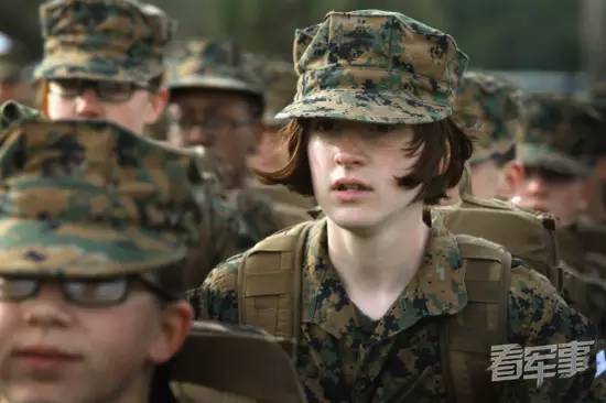 美国女兵的照片,展现力量与荣耀的时代画卷,美国女兵的力量与荣耀,时代画卷展现风采