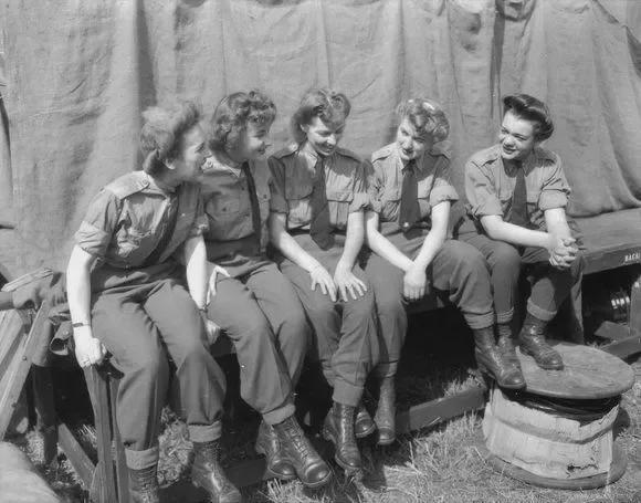 美国女兵的照片,展现力量与荣耀的时代画卷,美国女兵的力量与荣耀,时代画卷展现风采