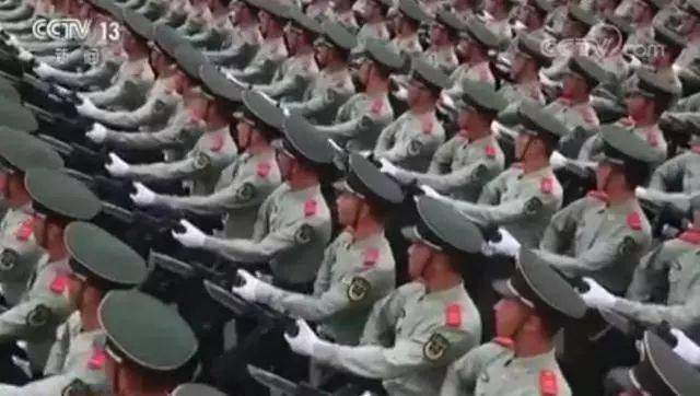 阅兵仪式上走过天安门的正步步伐——深度解析阅兵步伐的细节,阅兵仪式上的正步步伐,深度解析阅兵步伐细节,展现天安门下的荣耀瞬间