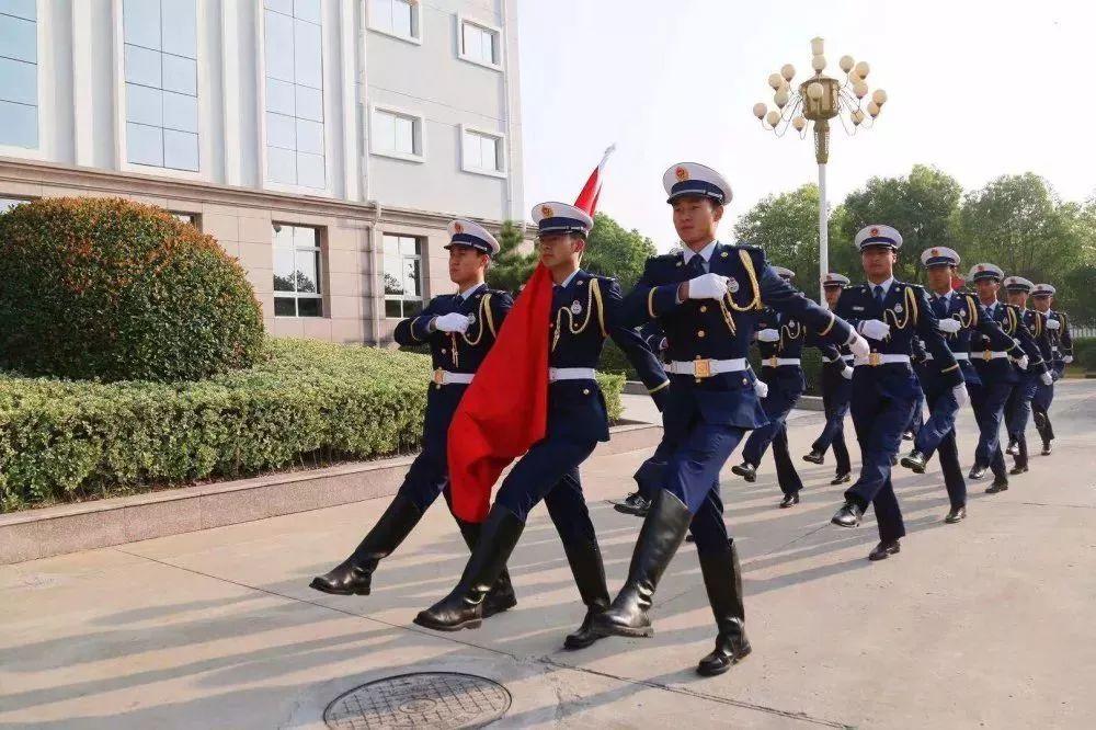 三军仪仗队擎旗手，荣耀与担当的象征，三军仪仗队擎旗手，荣耀与担当的典范
