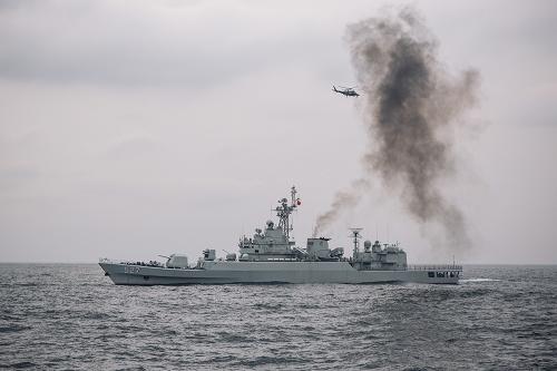 海盗围攻中国海军，历史与现实中的挑战与应对，海盗围攻中国海军，历史与现实的挑战及应对策略