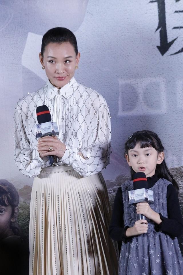 纯色背景图片在新闻发布会中的运用与价值，纯色背景图片在新闻发布会中的价值与应用