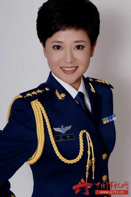 军事直播间的主持人,展现军事魅力的声音引导者,军事直播间声音引导者,展现军事魅力的领航者