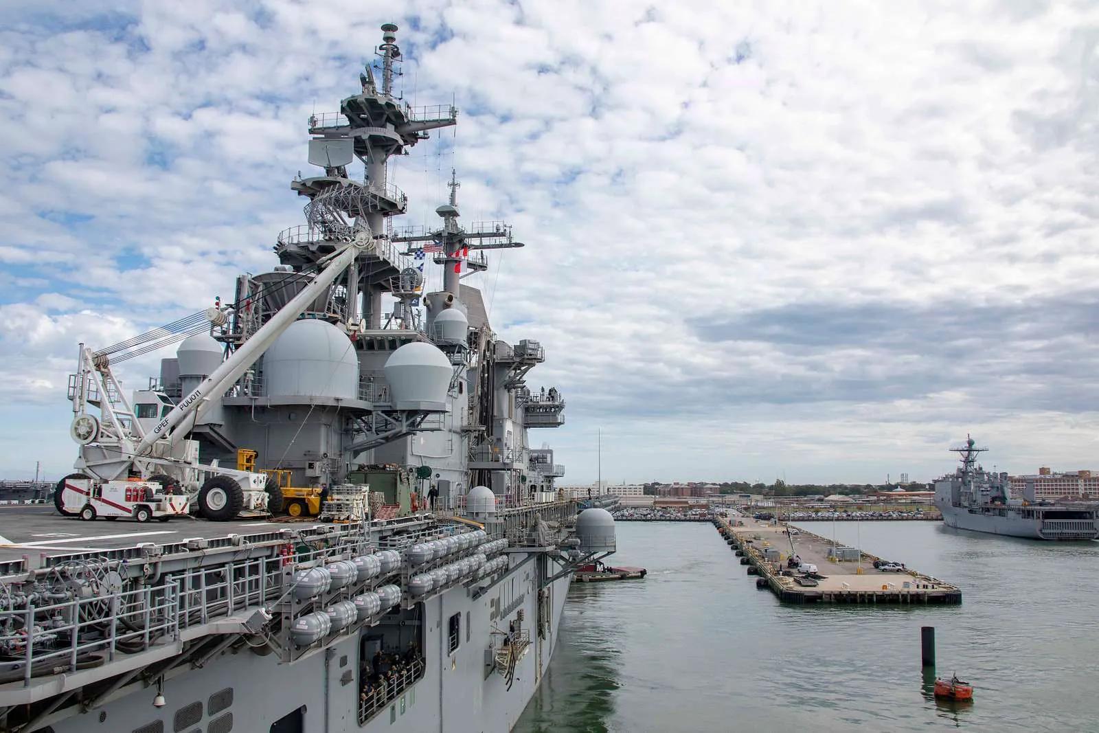 黄蜂级两栖攻击舰与航母的区别探讨,黄蜂级两栖攻击舰与航母特性差异探讨