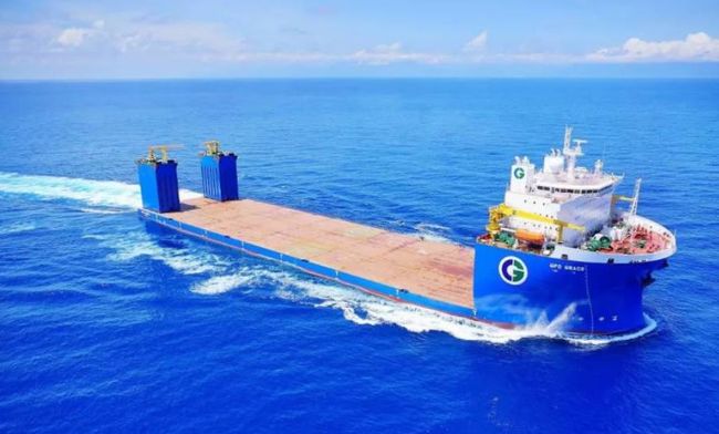 半潜船上运载的大型港口机械，一种高效、先进的物流解决方案，半潜船上搭载的大型港口机械，高效先进的物流解决方案