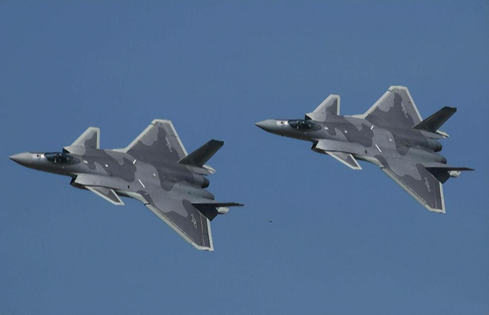 歼-20与苏-35,空中巨擘的对决,歼-20与苏-35,空中巨擘巅峰对决