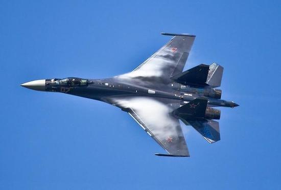 歼-20与苏-35，空中巨擘的对决，歼-20与苏-35，空中巨擘巅峰对决