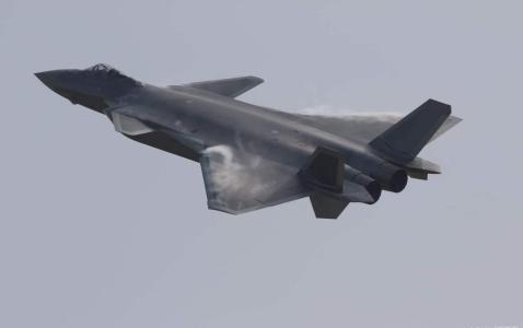 歼-20与苏-35,空中巨擘的对决,歼-20与苏-35,空中巨擘巅峰对决