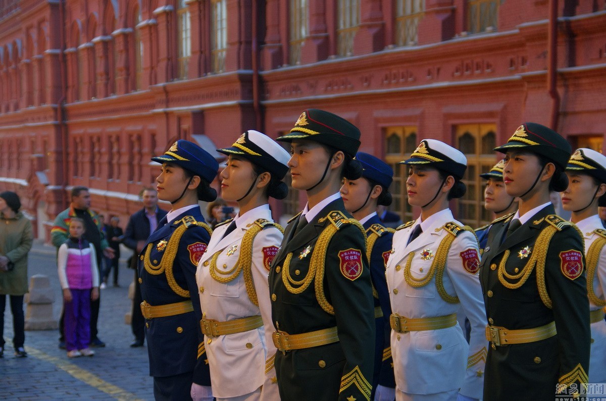 人民解放军仪仗队女兵正面照，荣耀与力量的象征，人民解放军仪仗队女兵，荣耀与力量的正面展现
