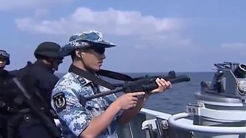 中国海军的坚定立场，用枪指海盗，维护海上安全，中国海军铁腕捍卫海上安全，坚决打击海盗行为