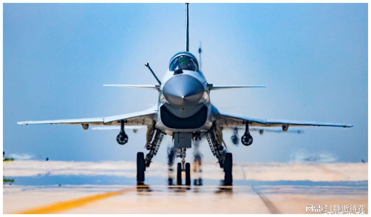 歼-10C战斗机的卓越性能与实战评价，歼-10C战斗机的性能与实战表现解析