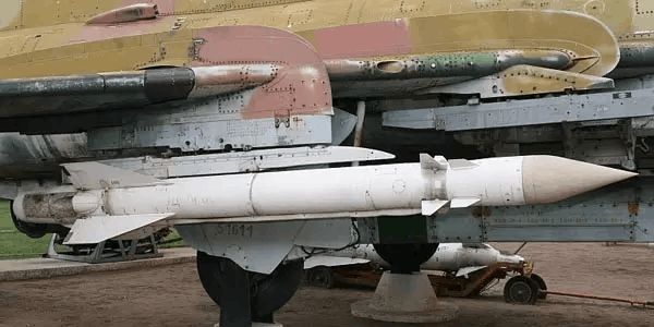 雅克-28战斗机尺寸，探究苏联时代战斗机的卓越性能与独特设计，苏联时代卓越战斗机，雅克-28战斗机的尺寸与设计探究