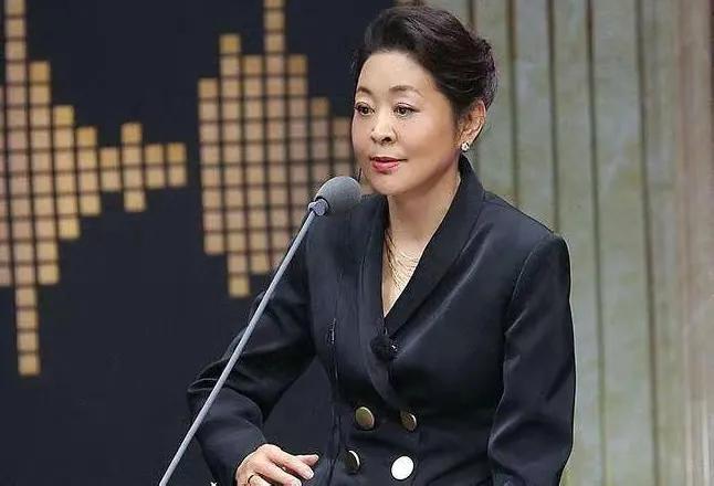 中央新闻主持人的工资每月多少，揭秘与探讨，揭秘中央新闻主持人月工资水平，深度探讨与解析