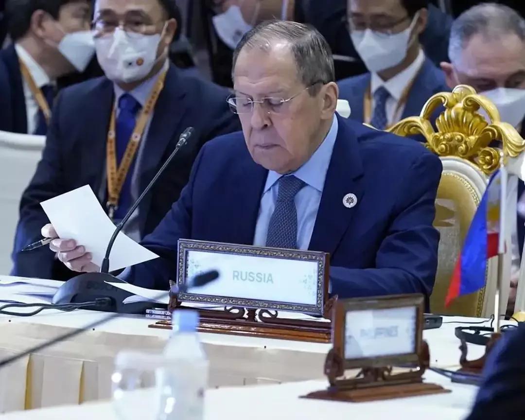 岛内热议解放军围岛军演,台湾局势的新焦点,解放军围岛军演引发岛内热议,台湾局势焦点聚焦