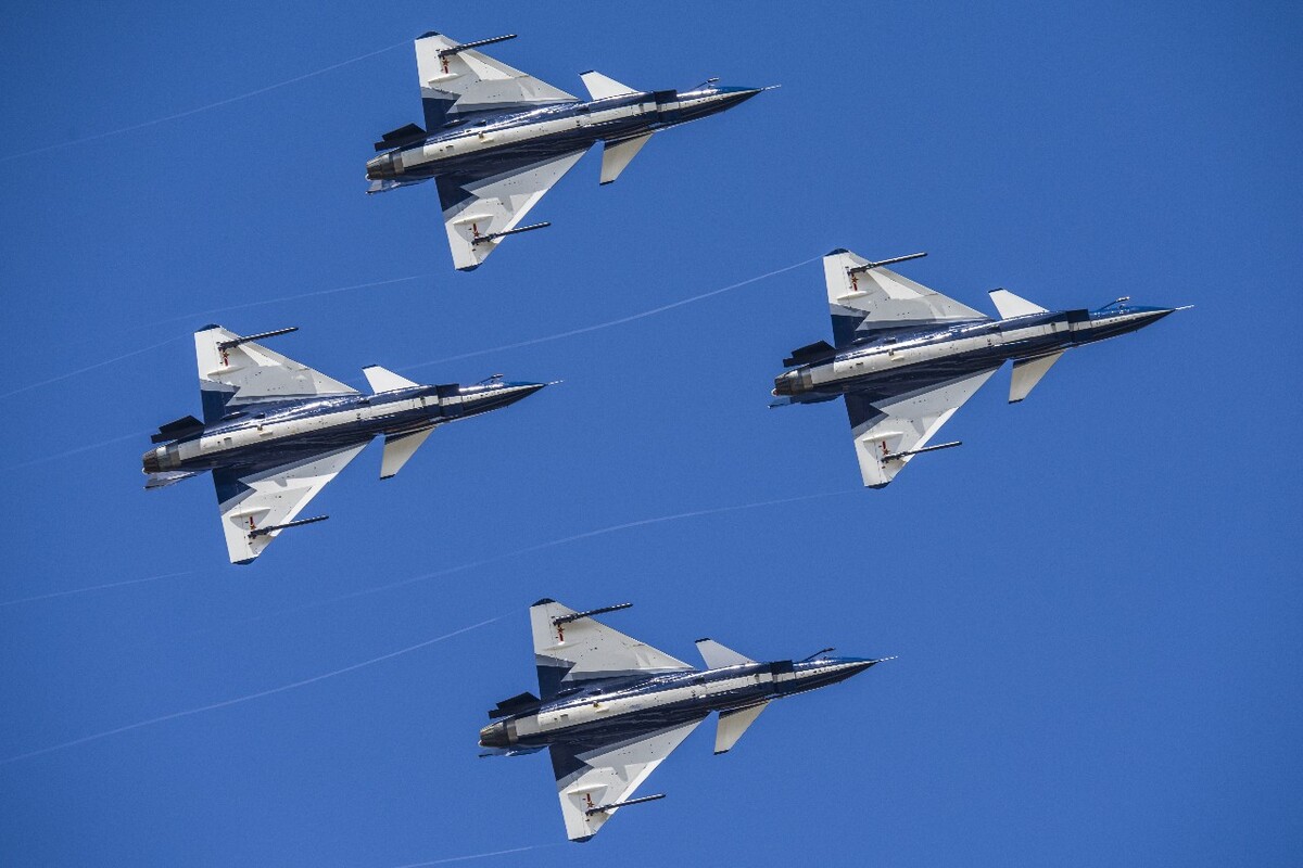 歼-10战斗机表演，空中力量的壮丽展示，歼-10战斗机表演，空中力量的震撼展示