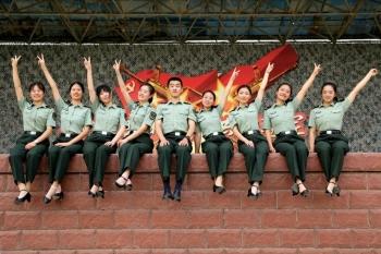 震撼心灵的三军仪仗队视频，展现中华人民共和国的荣耀与力量，三军仪仗队视频展现中国荣耀与力量，震撼心灵瞬间标题