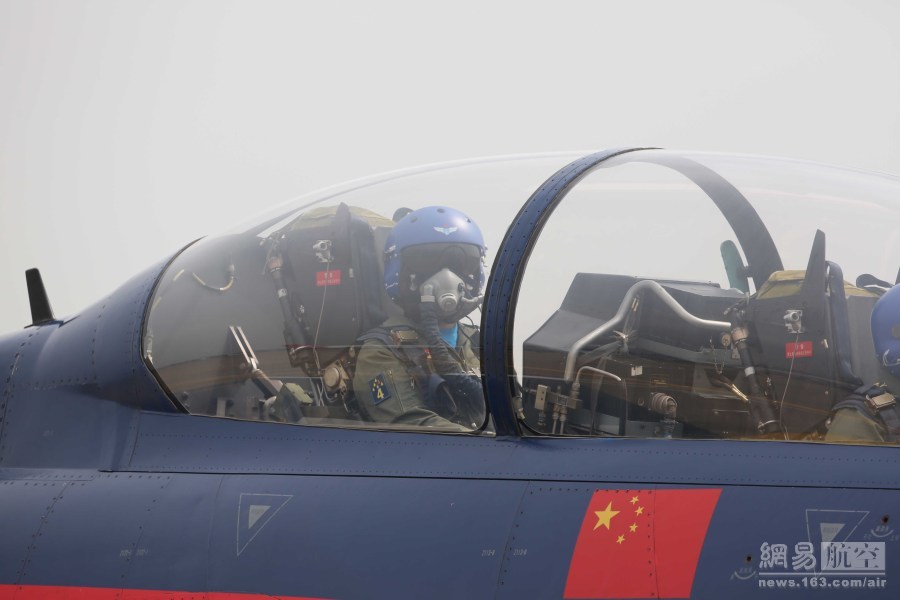 揭秘歼-10战斗机座舱高清图，探索现代化战机内部设计，揭秘歼-10战斗机座舱内部设计，现代化战机内部高清探秘