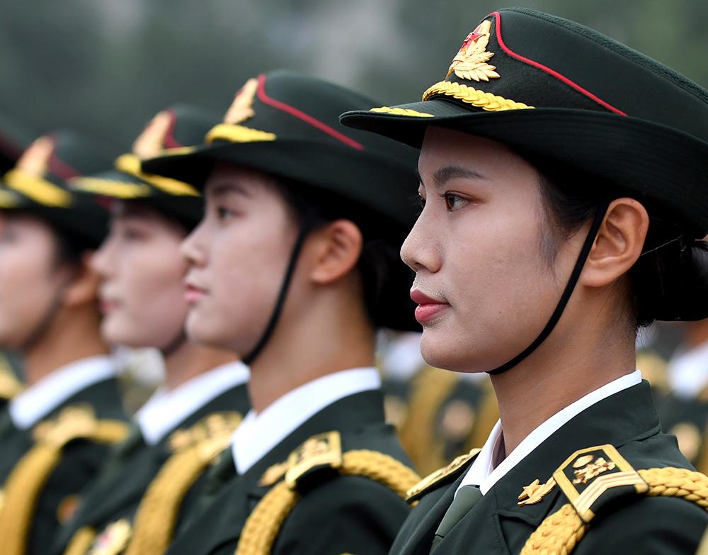 八一女兵图片大全,展现铿锵玫瑰的英勇风采,八一女兵图片集锦,铿锵玫瑰的英勇风采展现