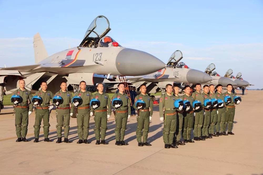 歼-15，唯一在役重型舰载战斗机的卓越性能与战略地位，歼-15重型舰载战斗机，卓越性能与战略核心