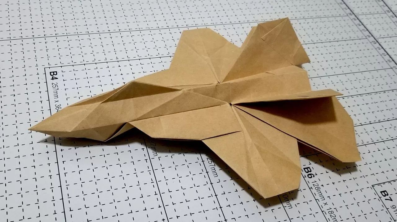 歼-16战斗机折纸艺术，简单教程，歼-16战斗机折纸艺术，简易教程与展示