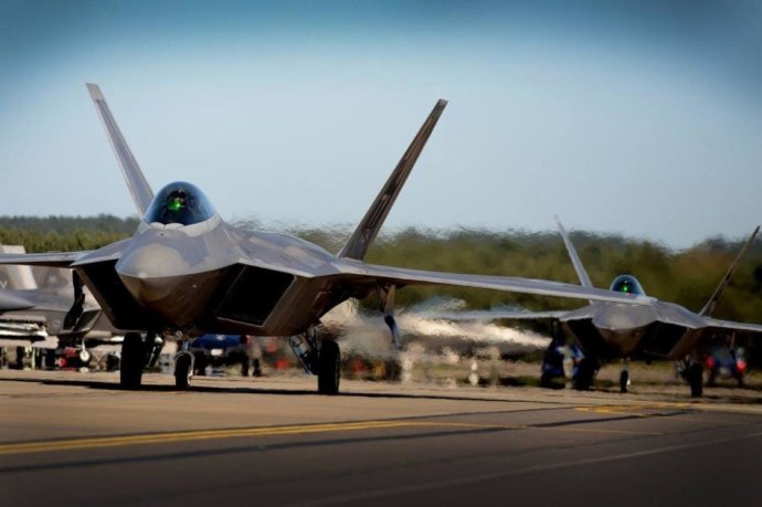 揭秘F-22战斗机的震撼图片与卓越性能,震撼图片与卓越性能揭秘,F-22战斗机的空中霸主风采