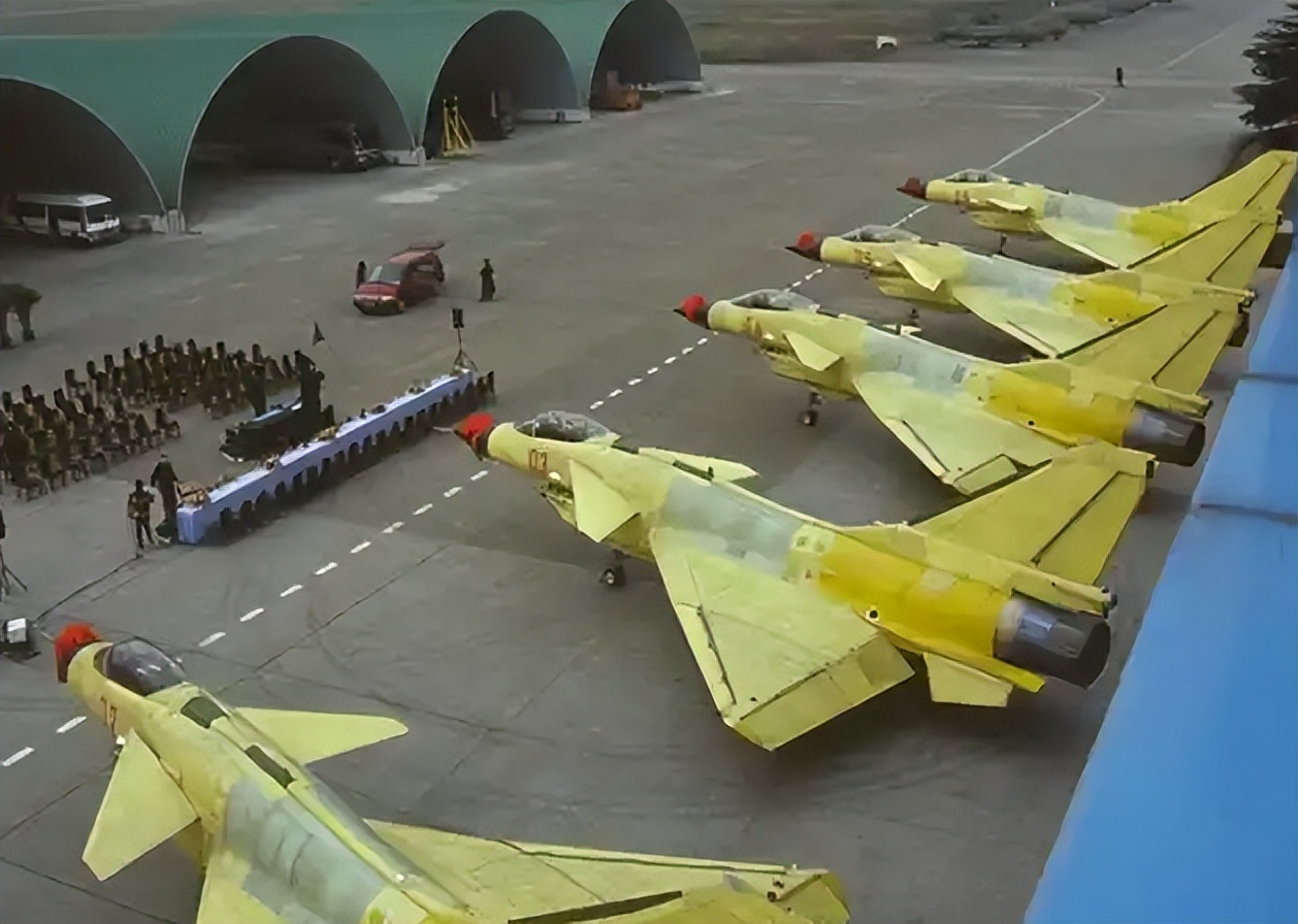 歼-10战斗机机翼折叠方法深度解析，歼-10战斗机机翼折叠技术深度解析
