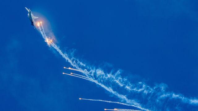 歼-16战机甩出尾流，揭示空中力量的独特魅力与卓越性能，歼-16战机尾流炫技，空中力量的独特魅力与卓越性能展示