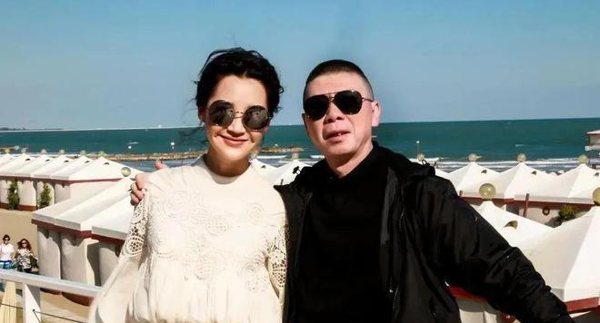 冯小刚与许晴的戏,探究一段深入人心的演绎之旅,冯小刚与许晴的演绎之旅,深入人心的表演探索