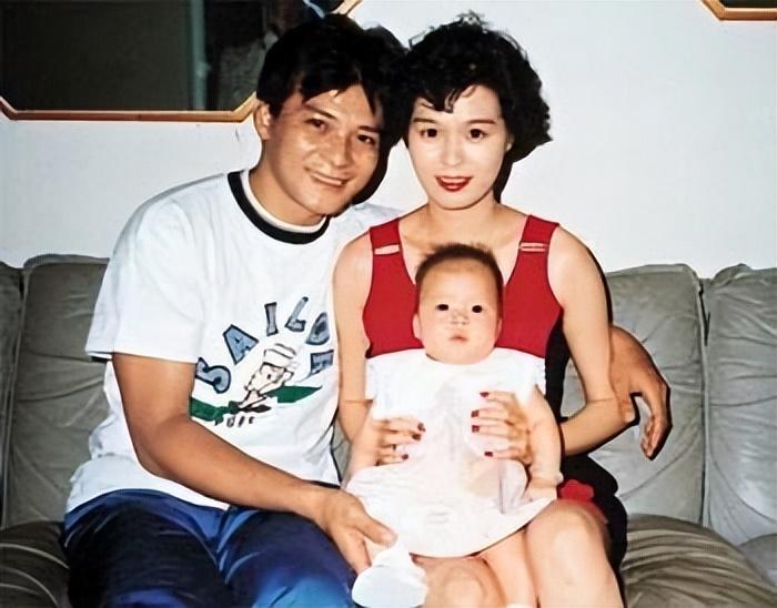 黄日华老婆去哪了,娱乐圈外的真实故事,黄日华老婆去向揭秘,娱乐圈外的情感纠葛