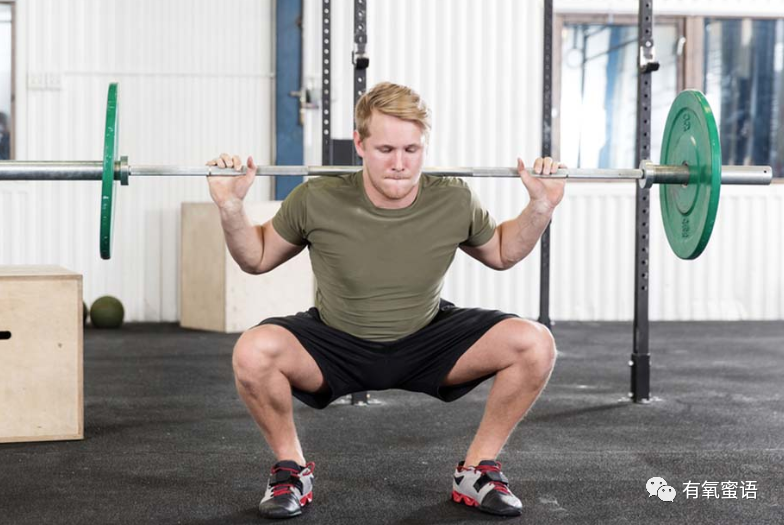 深蹲的好处——男人必练的力量之源，深蹲的好处，男人力量之源的必练动作
