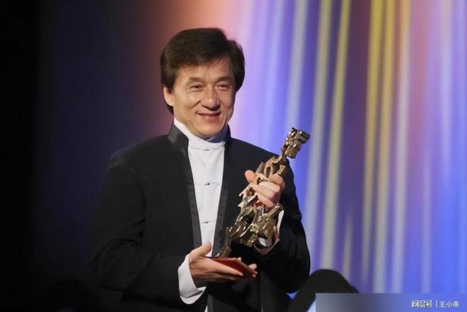 成龙国籍探究,一位国际巨星的身份之谜,成龙国籍揭秘,国际巨星身份背后的谜团